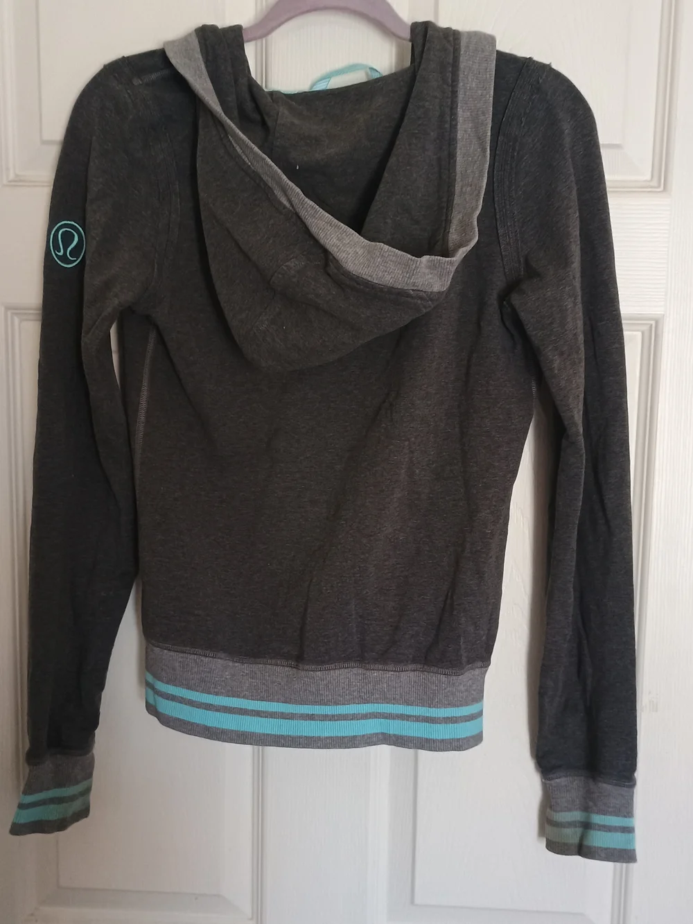 EUClululemon athletica Charcoal Gray Top with Aqua Trim *Read Listing*